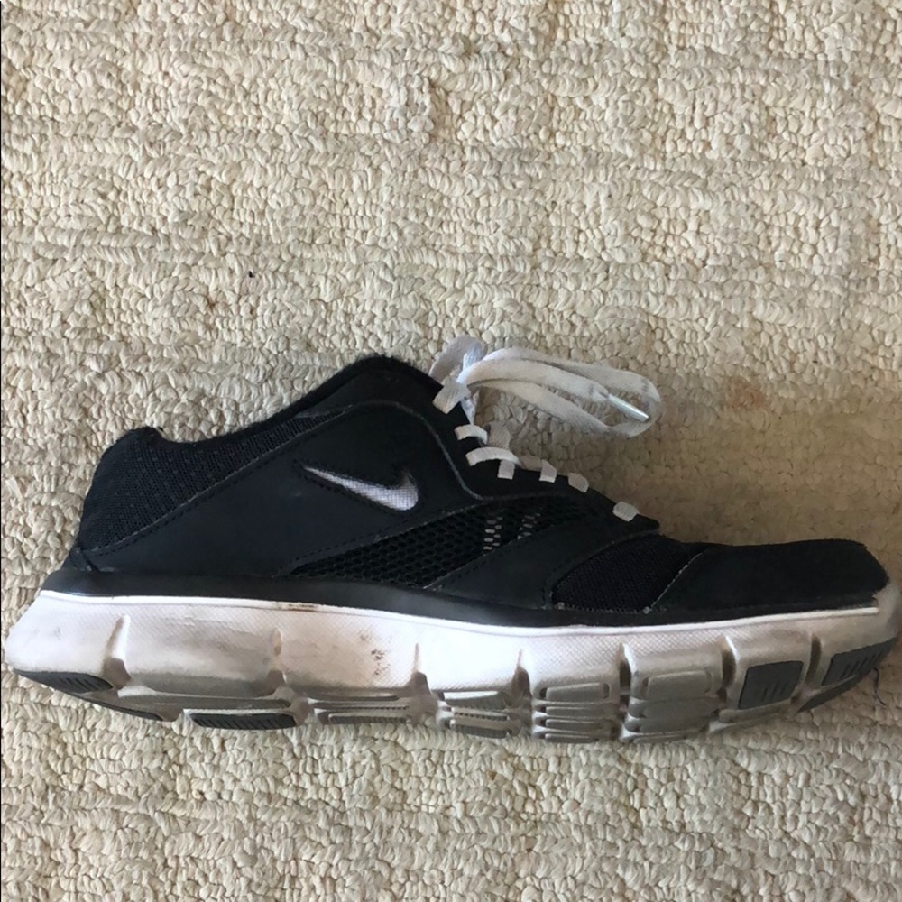 black nike running shoes - Picture 3 of 3